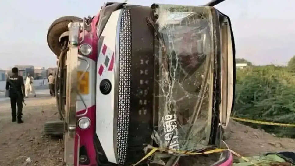 Pakistan bus accident 11 was died; 44 was injured
